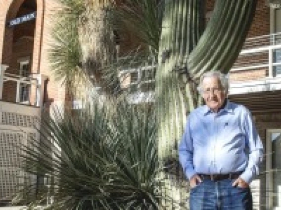 Noam Chomsky outside of Old Main at the UA.(Photo: John de Dios)